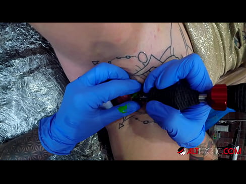 ❤️ Sully Savage mai tsananin jarfa ta yi tattoo a kan kwarin ta ️ Ingantacciyar iskanci ️❤